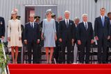 Zleva v popředí stojící princ William s Catherine, vévodkyní z Cambridge, francouzský prezident Francois Hollande, belgická královna Mathilde a král Philippe, německý prezident Joachim Gauck, španělský král Felipe a lucemburský velkovévoda princ Guillaume.