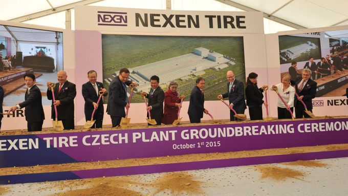 Momentka ze zahájení výstavby továrny Nexenu na Žatecku. Korejci budou moci v následujících deseti letech čerpat investiční pobídky až 3,6 miliardy korun.