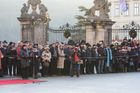Před začátkem ceremoniálu se první nádvoří Pražského hradu plní diváky. Částečně z řad zvídavých turistů.