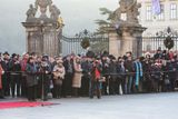 Před začátkem ceremoniálu se první nádvoří Pražského hradu plní diváky. Částečně z řad zvídavých turistů.