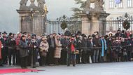 Před začátkem ceremoniálu se první nádvoří Pražského hradu plní diváky. Částečně z řad zvídavých turistů.