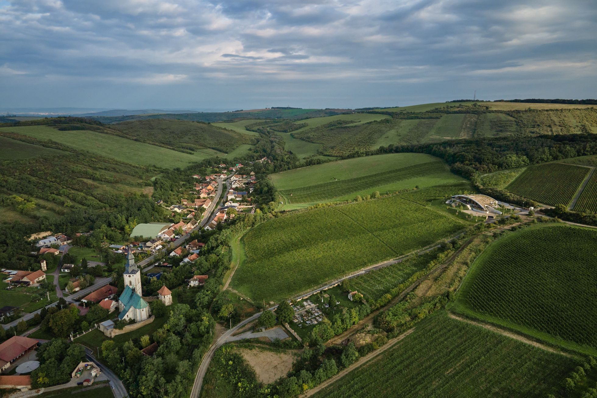 Vinařství Gurdau působí jako vrchol jednoho ze zelených kopců jižní ...