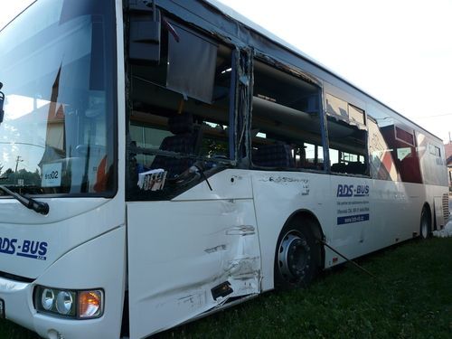 Srážka kamionu s autobusem na Znojemsku