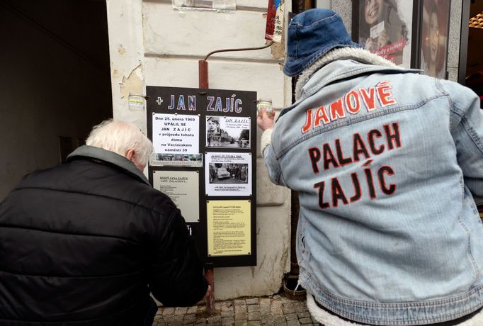 Dočasná pamětní deska na Václavském náměstí