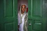 Na řadě míst stále platí kastovní systém, který zásadním způsobem určuje osud některých ovdovělých žen. Ženám, kterým zemřel manžel, se uzavírají šance vést plnohodnotný život.