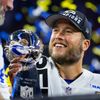 Quarterback Rams Matthew Stafford s Lombardi Trophy po triumfu v Super Bowlu LVI 2022 LA Rams - Cincinnati Bengals