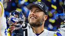 Quarterback Rams Matthew Stafford s Lombardi Trophy po triumfu v Super Bowlu LVI 2022 LA Rams - Cincinnati Bengals