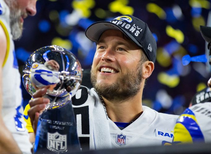 Quarterback Rams Matthew Stafford s Lombardi Trophy po triumfu v Super Bowlu LVI 2022 LA Rams - Cincinnati Bengals