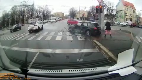 Na chodkyni v Ostravě se řítilo vymrštěné auto, šokovanou ženu zachránil semafor