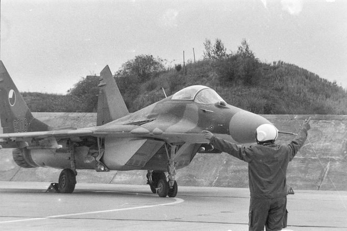 Letoun MiG-29 ve službách československého letectva. Foto z roku 1989.