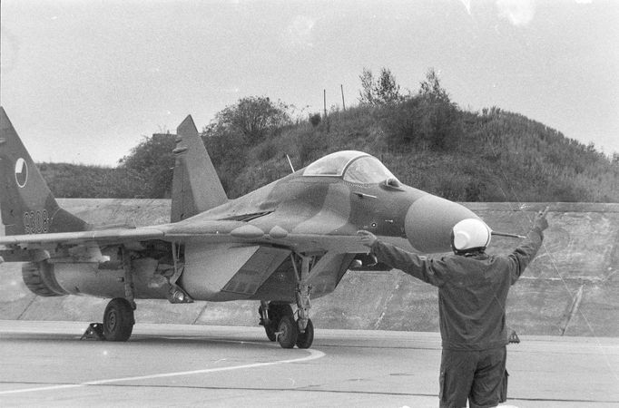 Letoun MiG-29 ve službách československého letectva. Foto z roku 1989.