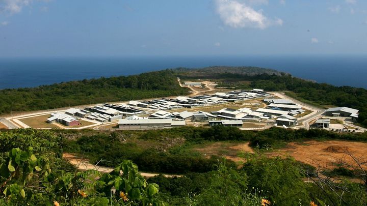 Kontroverzní migrační politika Austrálie. Běženci trpí v džungli, tvrdí terapeutka