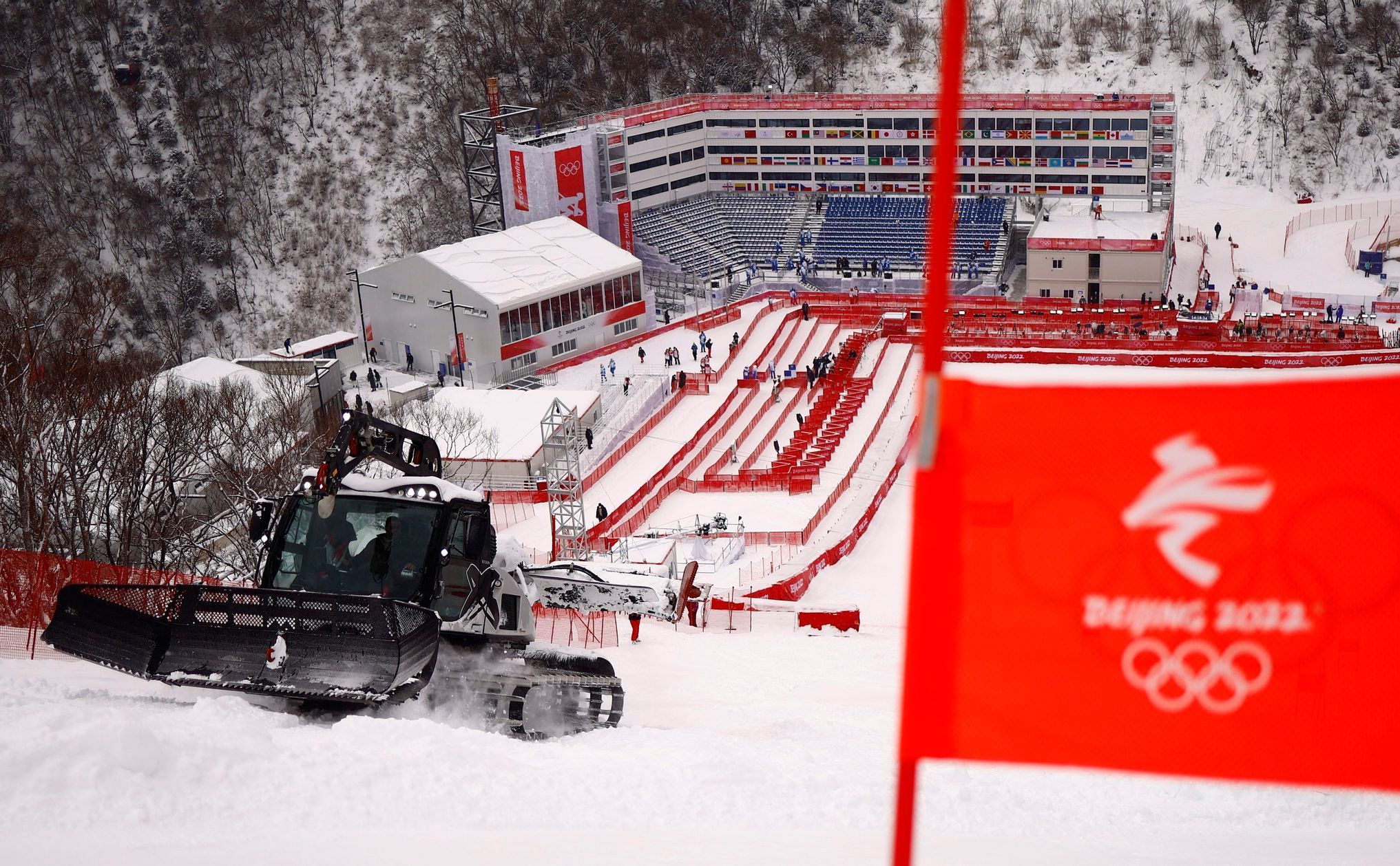 Úprava trati pro 2. kolo obřího slalomu mužů na ZOH 2022.
