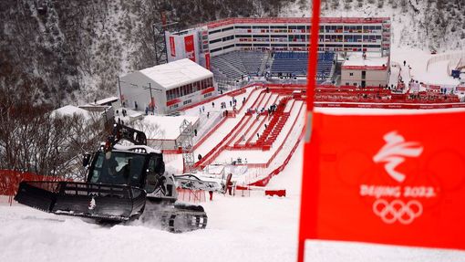 Úprava trati pro 2. kolo obřího slalomu mužů na ZOH 2022.