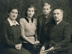 Honzákovi krátce před zatčením. Zleva: Augustina Honzáková (maminka), Olga a Jiří Honzákovi (sourozenci) a Bohuslav Honzák (otec). Osvětim přežil jen Jiří.