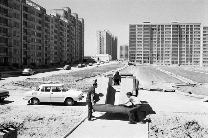 Stěhování do nově vybudovaných bytovových panelových domů na sídlišti Jižní Město v Praze. 1976