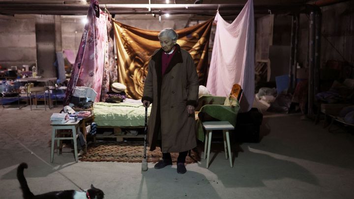 Zapomněla, jak vypadá město. Ukrajinskou babičku zahnal ruský teror do temného sklepa; Zdroj foto: Reuters
