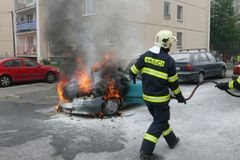 V Modřicích u Brna žhář zapálil tři auta, hasiči škodu vyčíslili na 200 tisíc korun