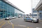 Anonym ohlásil bombu na Ruzyni. Část letiště byla dvě hodiny uzavřena, žádná výbušnina se nenašla