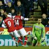 Reading - Arsenal Londýn:  Adam Federici - Lukas Podolski a Theo Walcott
