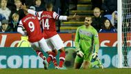 Lukas Podolski (9) a Theo Walcott slaví první branku v síti  Adama Federiciho z Readingu.