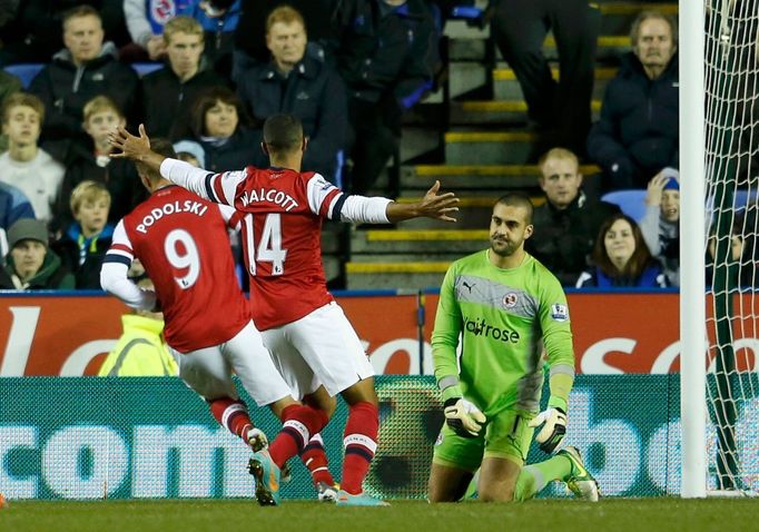 Lukas Podolski (9) a Theo Walcott slaví první branku v síti  Adama Federiciho.