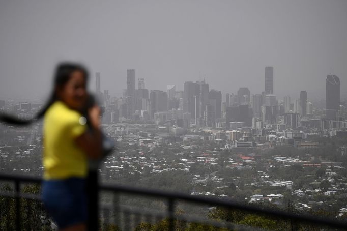 Požáry v suchem sužované východní Austrálii už mají tři oběti na životech.