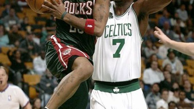 Maurice Williams z Milwaukee (vlevo) se snaží prosadit přes bostonského Al Jeffersona. Boston vyhrál po osmácti porážkách za sebou.