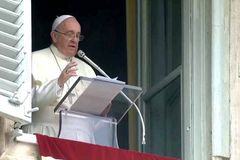 VIDEO Papež František použil při kázání vulgární slovo