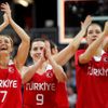 Turecké basketbalistky slaví vítězství nad Češkami ve skupině A OH 2012 v Londýně.