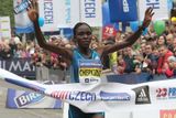 Joyce Chepkiruiová byla nejrychlejší z žen. Keňanka zaběhla traťový rekord 1:06:19 hodiny. Ještě v polovině závodu útočila dokonce na světový rekord, její výkon je nakonec pátým časem historie.