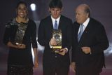 Vítězové trofejí se šéfem FIFA Seppem Blatterem.