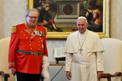 Hlava maltézských rytířů rezignovala. Vatikánu se nelíbilo, že řád rozdával kondomy