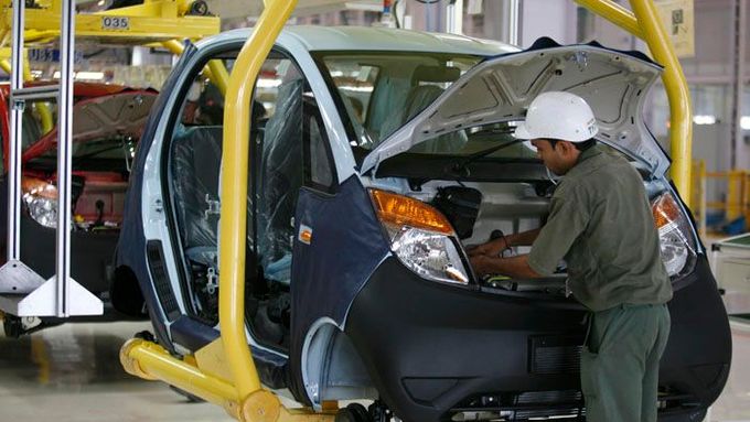 V Indii se vyrábí i nejlevnější auto světa - Tata Nano