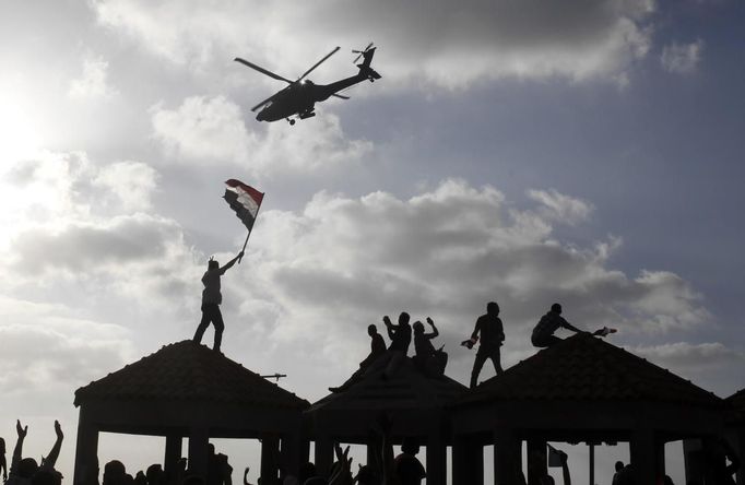 Supporters of President Mohamed Mursi wave to a military helicopter passing over them during a protest in Alexandria to counter anti-Mursi protests elsewhere in Alexandria, July 2, 2013. Mursi clung to office on Tuesday after rebuffing an army ultimatum to force a resolution to Egypt's political crisis, and the ruling Muslim Brotherhood sought to mass its supporters to defend him. REUTERS/Asmaa Waguih (EGYPT - Tags: POLITICS CIVIL UNREST TPX IMAGES OF THE DAY) Published: Čec. 2, 2013, 9:50 odp.