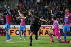 Slavia zvítězila v Plzni jedinou brankou. Náskok devíti bodů vystřelil Hušbauer