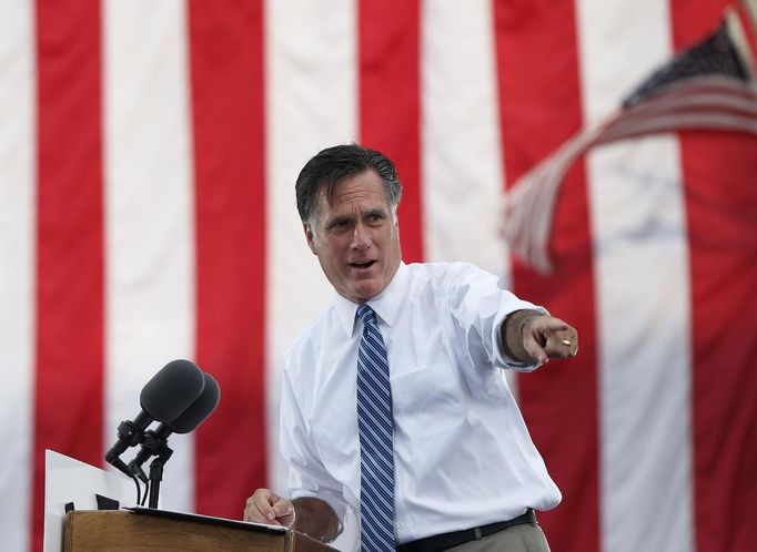 Republican presidential nominee Mitt Romney speaks during a campaign rally at the Golden Lamb in Lebanon, Ohio October 13, 2012. REUTERS/Shannon Stapleton (UNITED STATES - Tags: POLITICS ELECTIONS USA PRESIDENTIAL ELECTION) Published: Říj. 13, 2012, 11:10 odp.