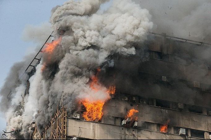 Při požáru v teheránu se zřítila výšková budova s nákupním střediskem.