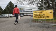 Parkoviště před zimním stadionem v Táboře naviguje k očkovacímu centru.