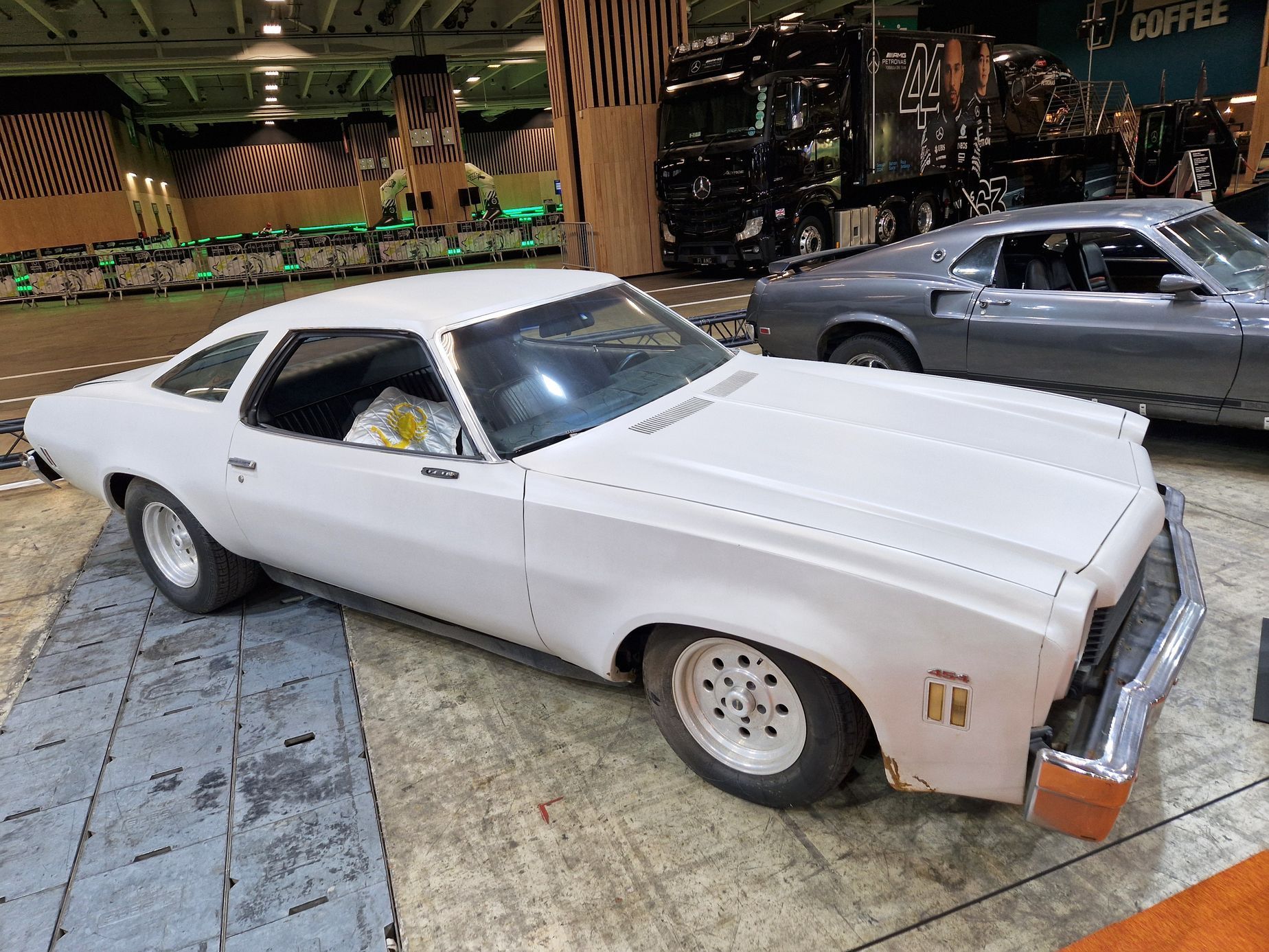 historická a filmová auta autosalon Paříž