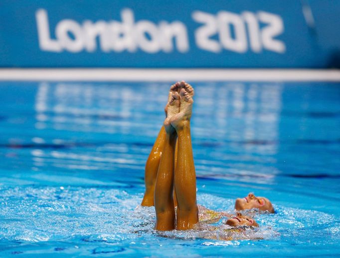 Kanadské synchronizované plavkyně Marie-Pier Boudreauová a Elise Marcotteová v kvalifikaci na OH 2012 v Londýně.