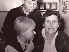 Marta Zajícová (připravuje se do školy) s dcerou Martou a synem Janem (nahoře).
