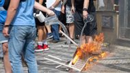 Odpoledne zažilo centrum Prahy předzápasové drama Zatímco oba tábory ladily formu ve svých fanzónách, skupina ultras Fiorentiny v kuklách napadla před barem v Rytířské ulici příznivce West Hamu.