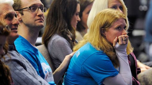 Příznivci nezávislého kandidáta Grega Ormana smutne sledují výsledky v Kansasu