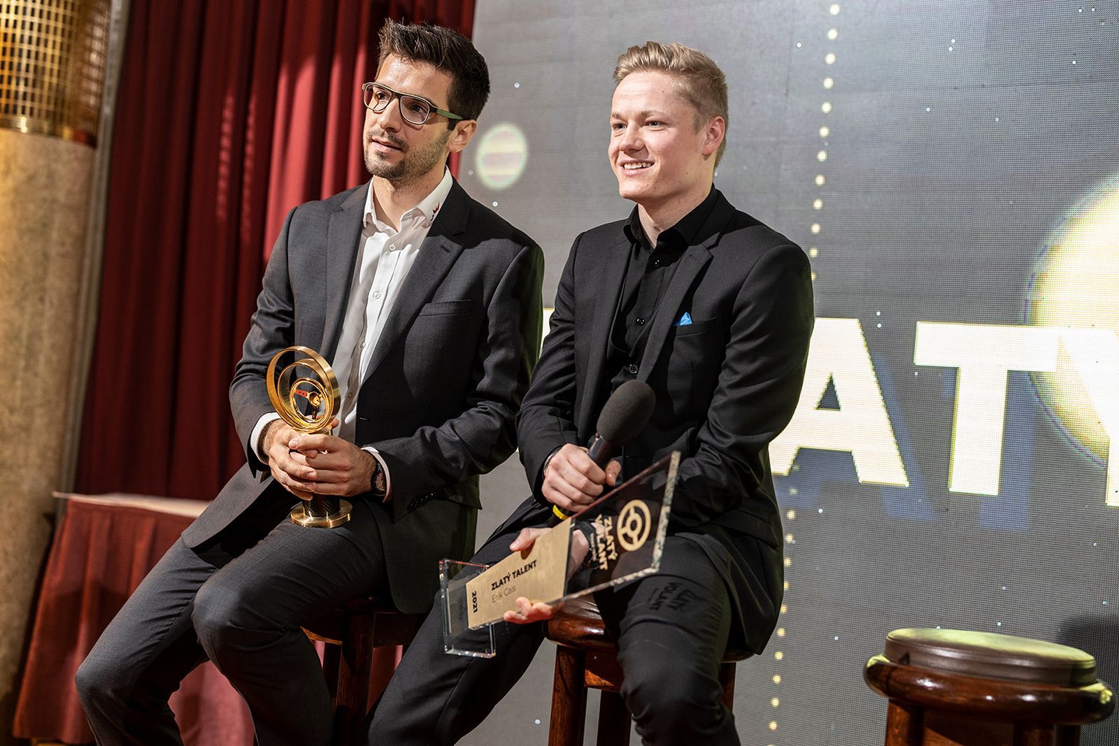 Martin Macík mladší se Zlatým volantem a Erik Cais s trofejí pro nejlepšího nováčka roku 2021