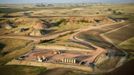 An aerial view of an oil well site near Watford City, North Dakota is seen in this picture taken May 17, 2012. Many North Dakota oil region residents receive $50,000 or $60,000 a month in oil royalties and some more than $100,000, said David Unkenholz, a senior trust officer at First International Bank & Trust in Watford City. Picture taken May 17, 2012. REUTERS/Ben Garvin (UNITED STATES - Tags: ENERGY ENVIRONMENT SOCIETY BUSINESS) FOR EDITORIAL USE ONLY. NOT FOR SALE FOR MARKETING OR ADVERTISING CAMPAIGNS. NO ARCHIVES. NO SALES Published: Říj. 3, 2012, 7:50 odp.