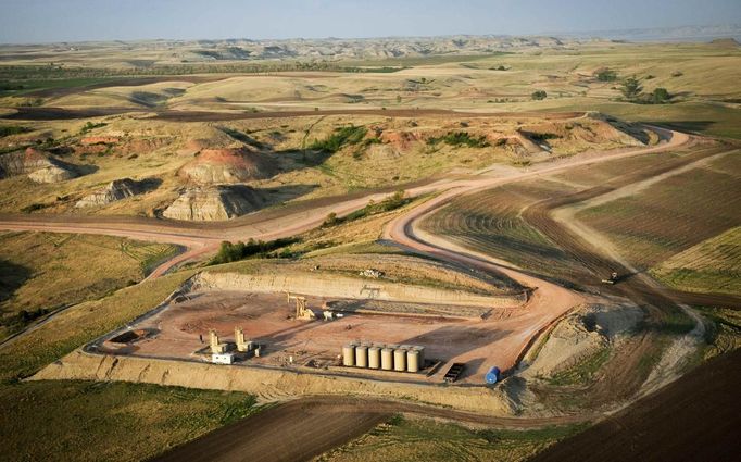 An aerial view of an oil well site near Watford City, North Dakota is seen in this picture taken May 17, 2012. Many North Dakota oil region residents receive $50,000 or $60,000 a month in oil royalties and some more than $100,000, said David Unkenholz, a senior trust officer at First International Bank & Trust in Watford City. Picture taken May 17, 2012. REUTERS/Ben Garvin (UNITED STATES - Tags: ENERGY ENVIRONMENT SOCIETY BUSINESS) FOR EDITORIAL USE ONLY. NOT FOR SALE FOR MARKETING OR ADVERTISING CAMPAIGNS. NO ARCHIVES. NO SALES Published: Říj. 3, 2012, 7:50 odp.