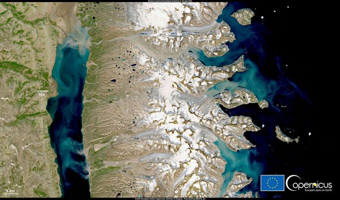 Do Severního ledového oceánu se kvůli ledovcům tajícími kolem oblasti Constable Pynt v důsledku neobvykle vysokých teplot uvolňují sedimenty.