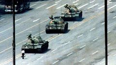 Čína - Tiananmen - 5. června 1989 - muž před tanky