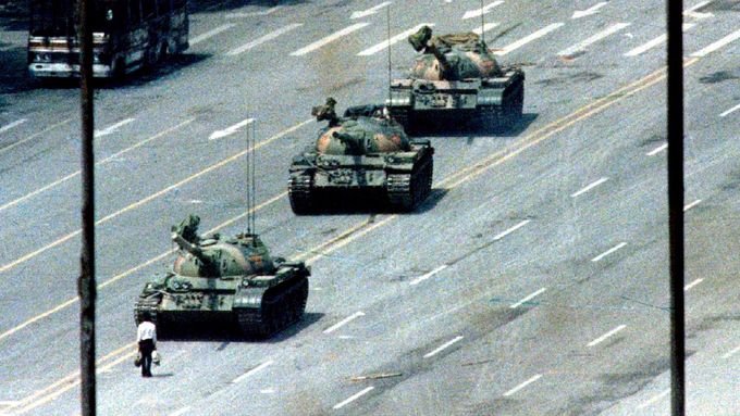 Čína - Tiananmen - 5. června 1989 - muž před tanky na třídě Věčného míru